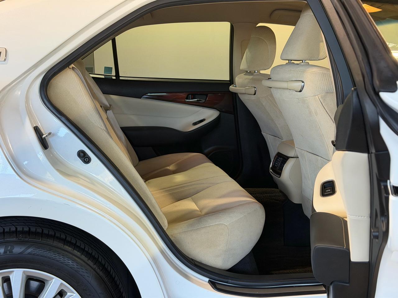 2013 Toyota Crown Hybrid Royal Saloon Carousel 10
