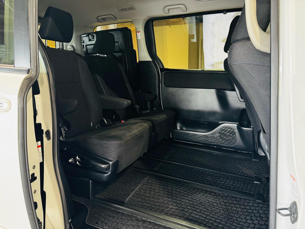 2014 Toyota Voxy Hybrid - V Grade Carousel 6