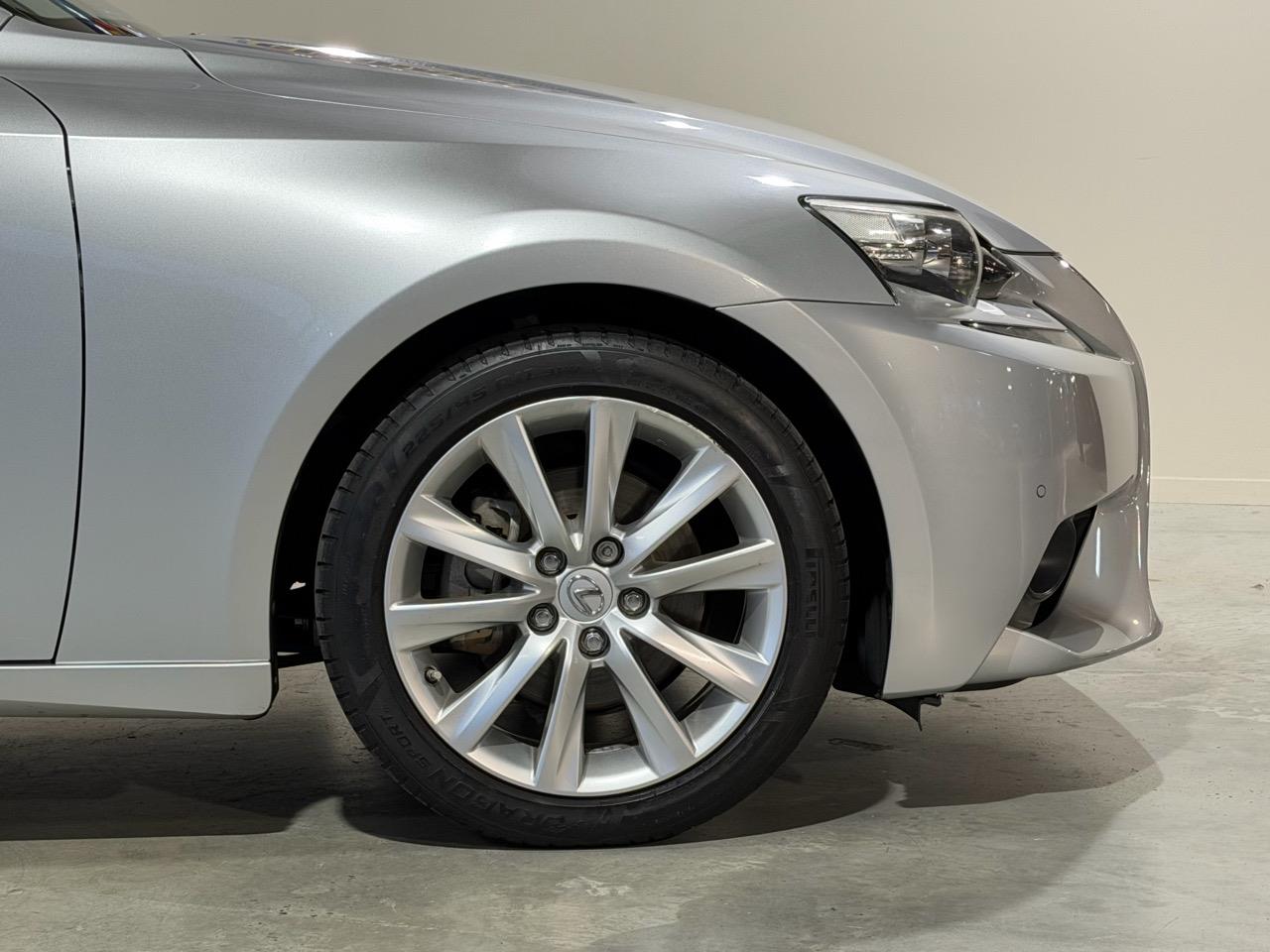 2013 Lexus IS 300h Version L Carousel 2
