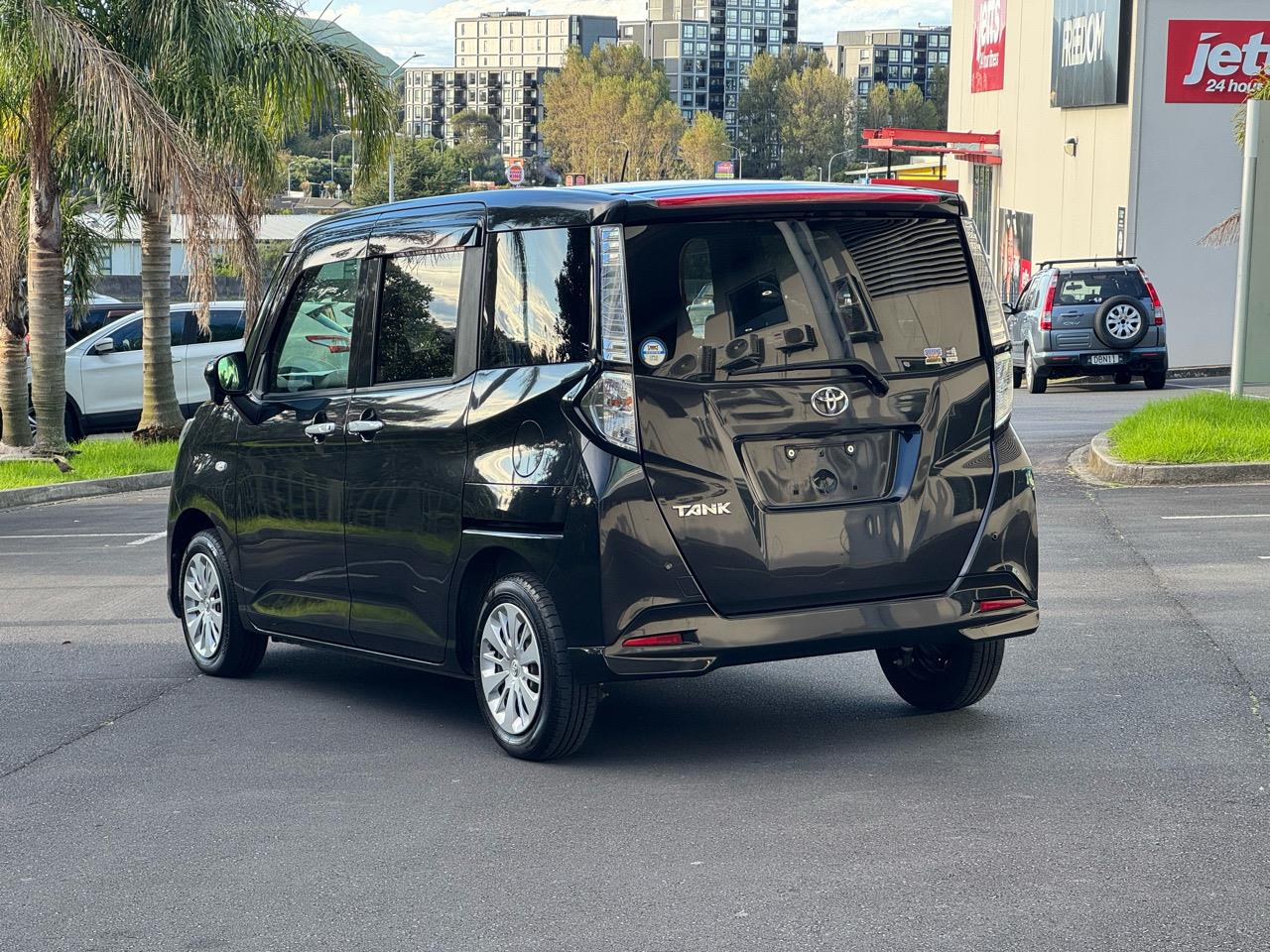 2017 Toyota Tank XS Carousel 13