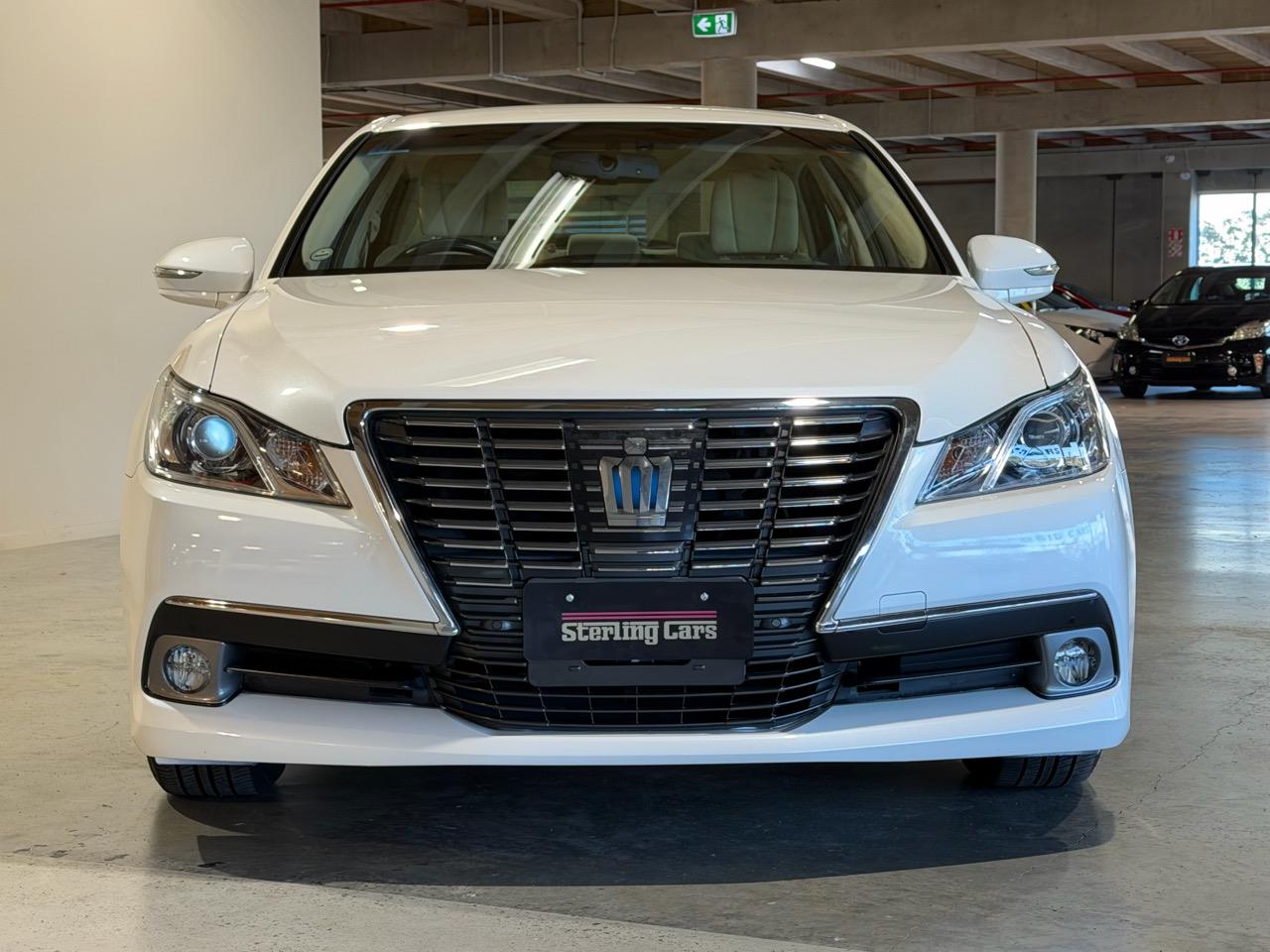 2013 Toyota Crown Hybrid Royal Saloon Carousel 11