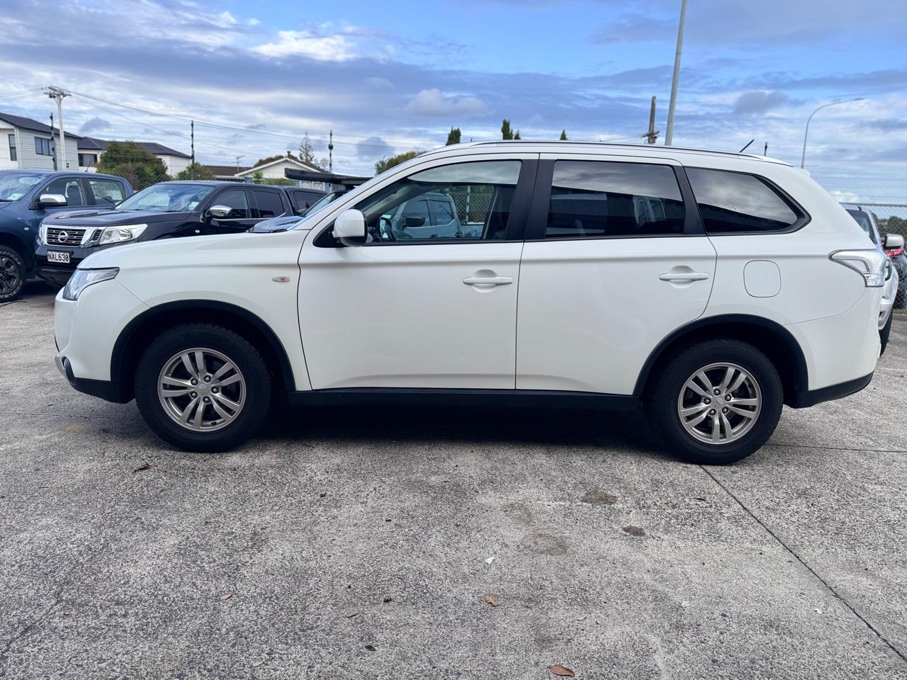 2015 Mitsubishi OUTLANDER LS 2.0P/CVT/SW/5DR/5 Carousel 3