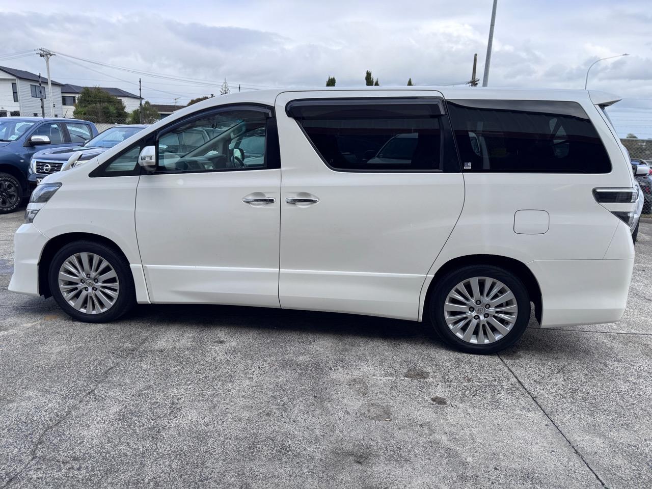 2013 Toyota Vellfire Carousel 3