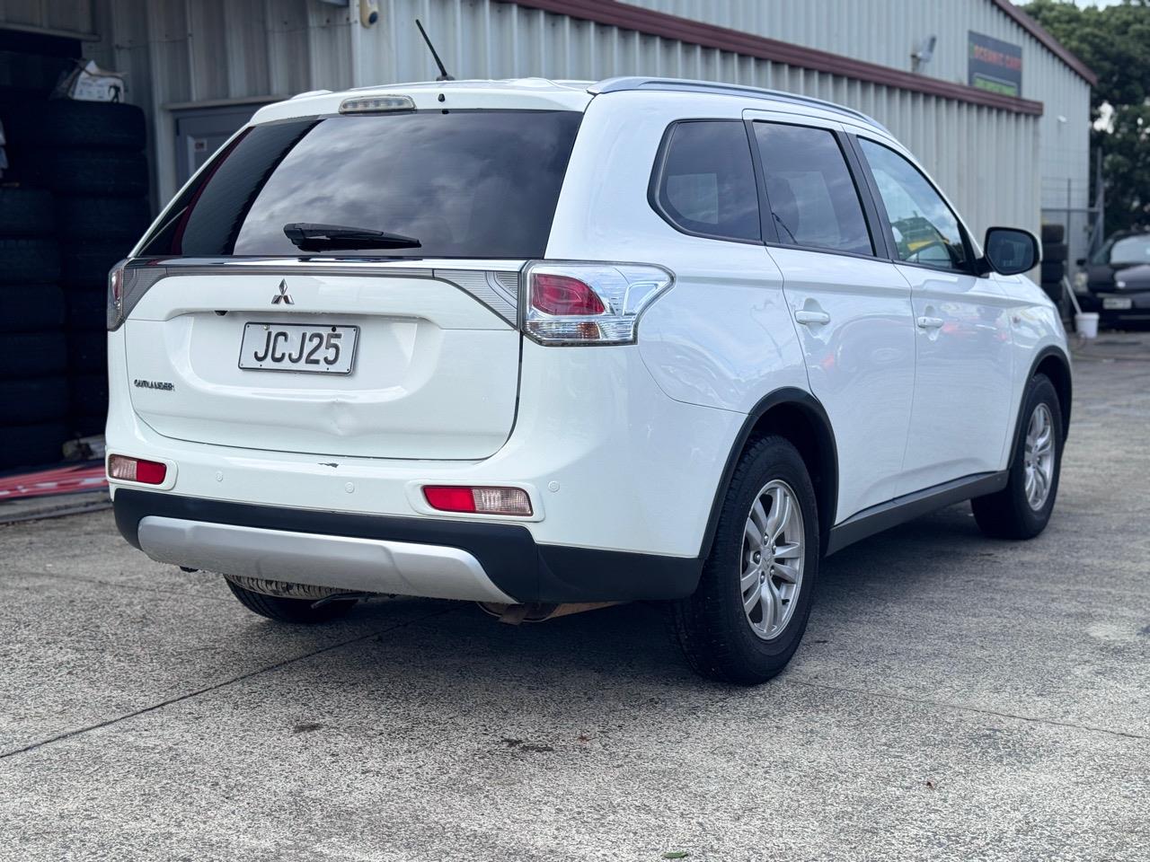 2015 Mitsubishi OUTLANDER LS 2.0P/CVT/SW/5DR/5 Carousel 5