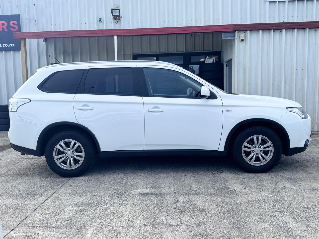 2015 Mitsubishi OUTLANDER LS 2.0P/CVT/SW/5DR/5 Carousel 6
