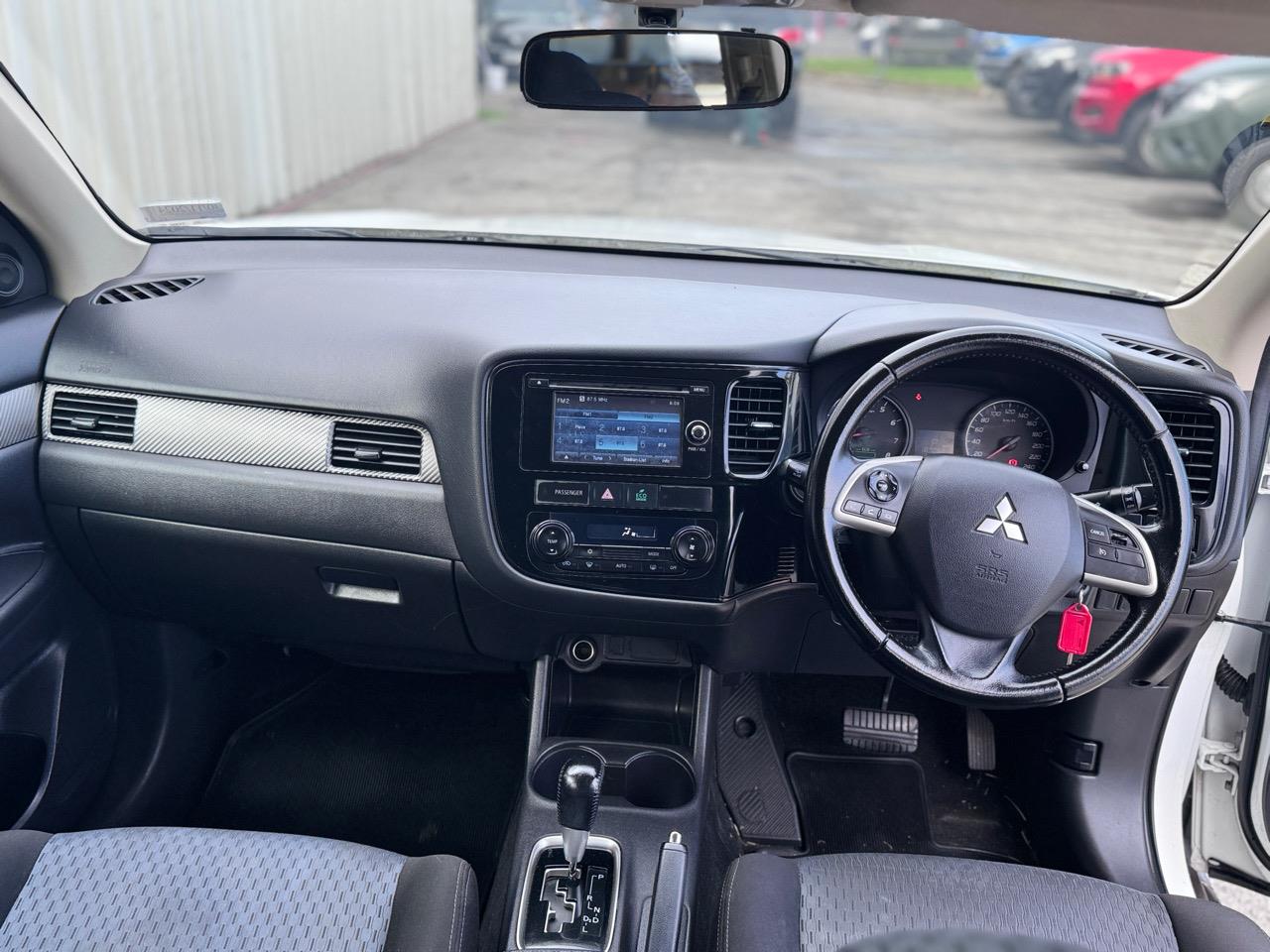2015 Mitsubishi OUTLANDER LS 2.0P/CVT/SW/5DR/5 Carousel 9