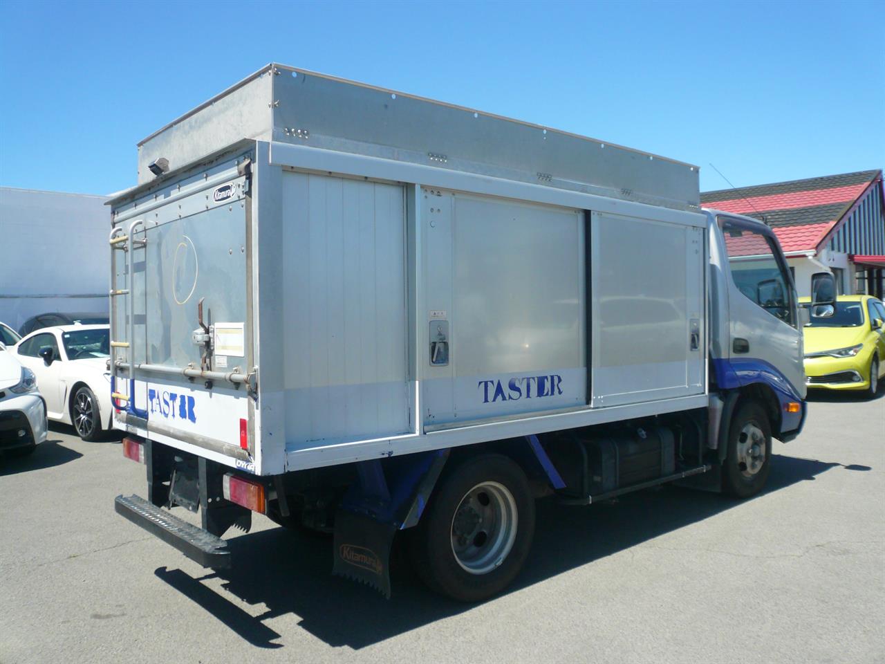 2014 Toyota Dyna bottle truck 2000cc diesel turbo automatic Carousel 14