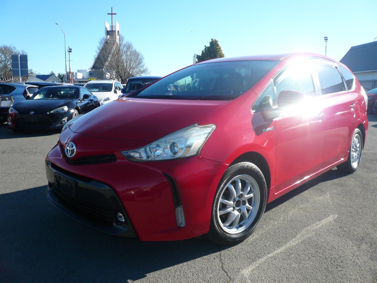 2015 Toyota Prius Alpha 1800cc hybrid automatic 8 airbags abs alloys