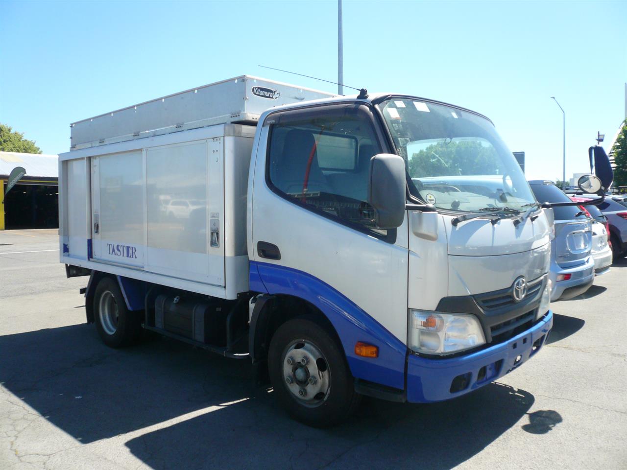 2014 Toyota Dyna bottle truck 2000cc diesel turbo automatic Carousel 11