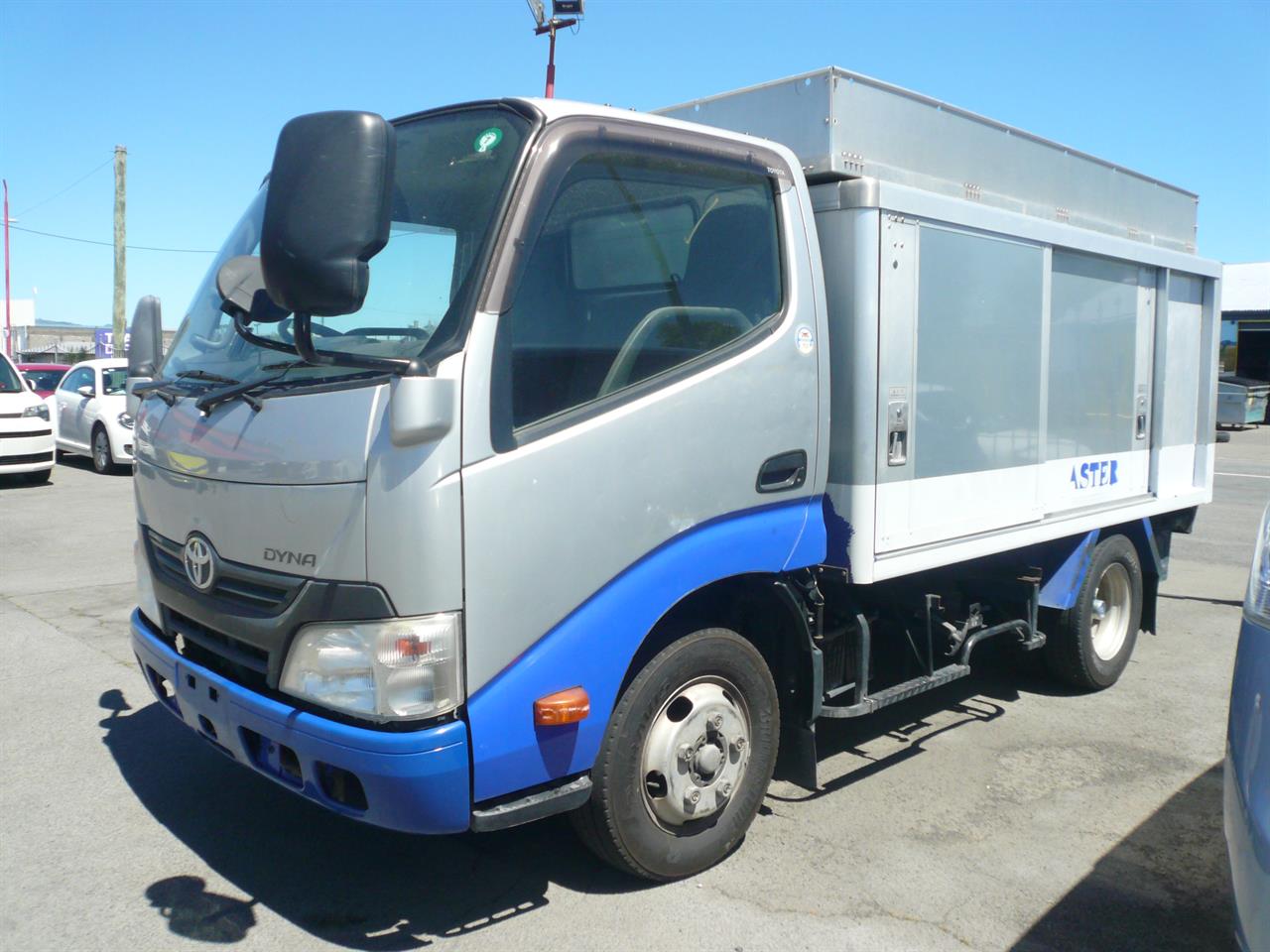 2014 Toyota Dyna bottle truck 2000cc diesel turbo automatic