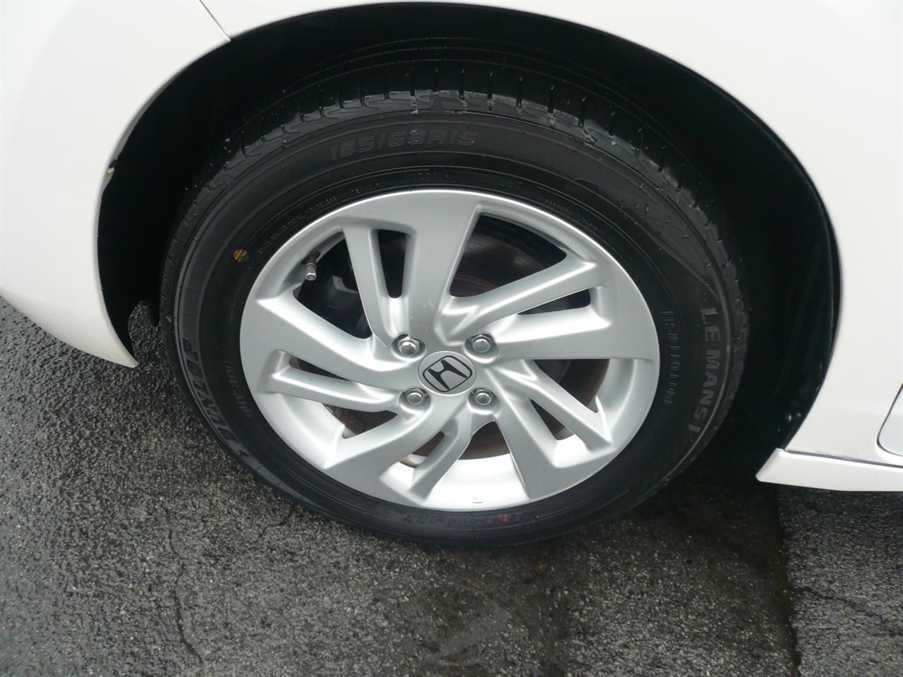 2014 Honda Fit 1500cc hybrid airbags abs alloys automatic Carousel 12