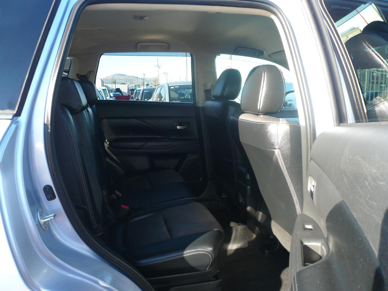 2013 Mitsubishi Outlander 2000cc phev hybrid half leather alloys 6 airbags automatic Carousel 3