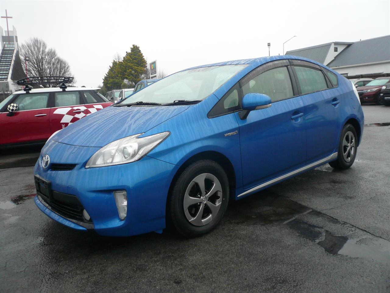 2014 Toyota Prius 1800cc hybrid 8 airbags abs alloys econmical