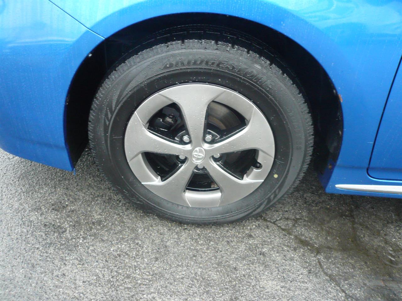 2014 Toyota Prius 1800cc hybrid 8 airbags abs alloys econmical Carousel 3