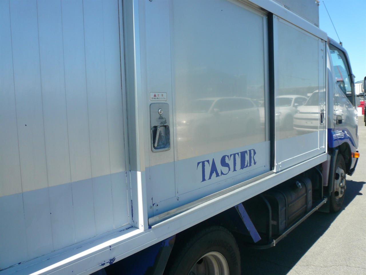 2014 Toyota Dyna bottle truck 2000cc diesel turbo automatic Carousel 9