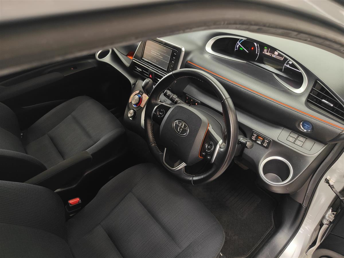2016 Toyota Sienta G Carousel 2