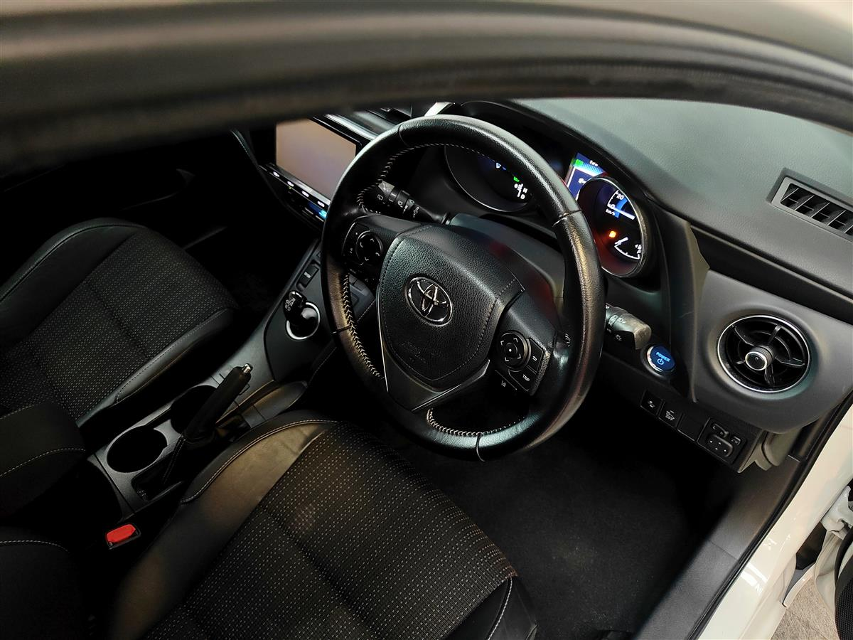 2016 Toyota Corolla AURIS Collage 2