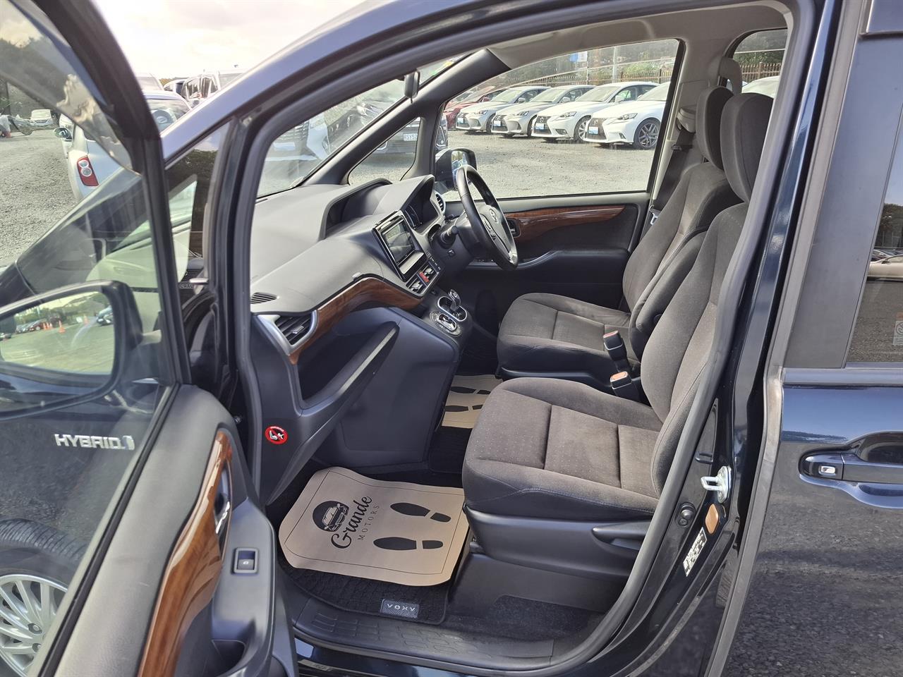 2015 Toyota Voxy HYBRID. 7 Seater.Cruise Control.Rear camera. Carousel 3