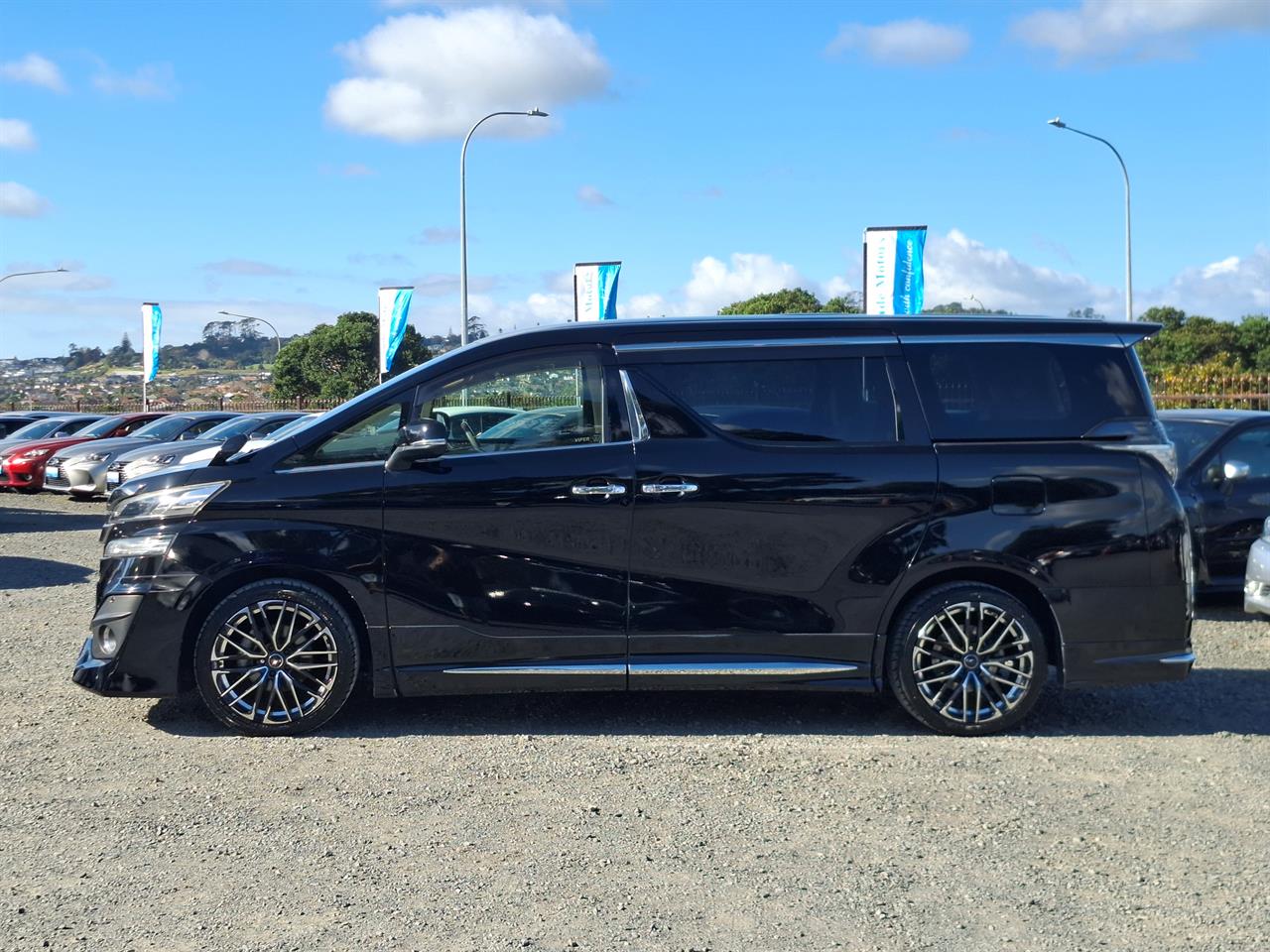 2016 Toyota Vellfire V spec.8 seats.Cruise control.Park sens.Alloys.8 Airbags. Carousel 13