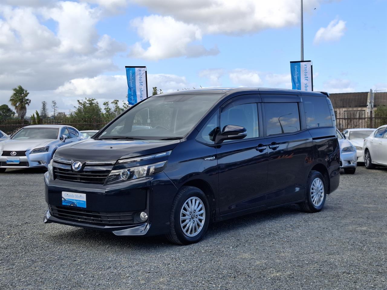 2015 Toyota Voxy HYBRID. 7 Seater.Cruise Control.Rear camera. Carousel 13