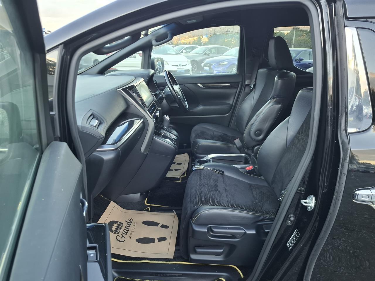2016 Toyota Vellfire Z.Golden Eye.7seats.Cruise control.9 SRSAirbags. Carousel 5