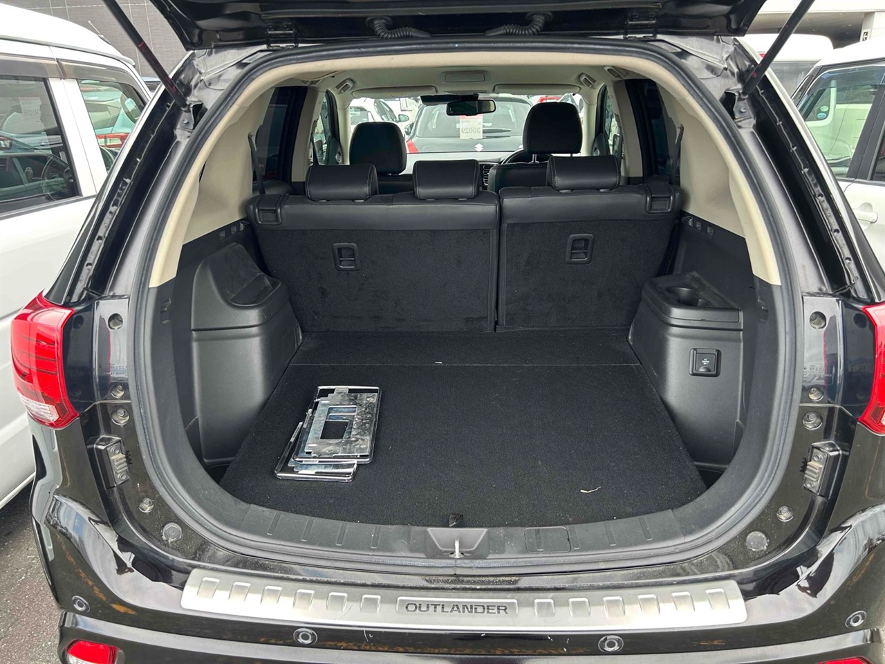 2018 Mitsubishi Outlander Transit PHV Hybrid Carousel 3