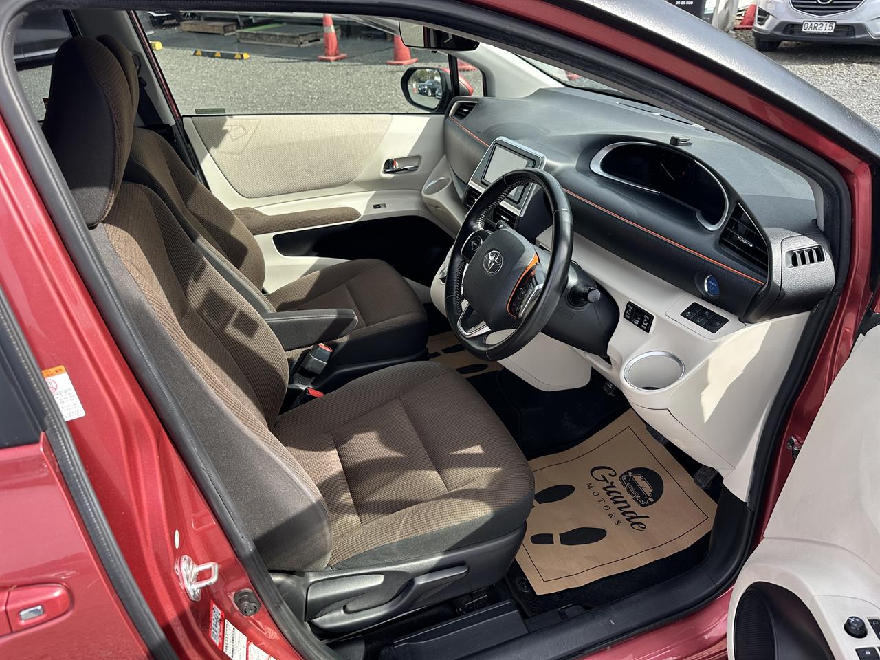 2018 Toyota Sienta Hybrid G.7 seats.Lane assist.Safety radar.Button start. Carousel 1