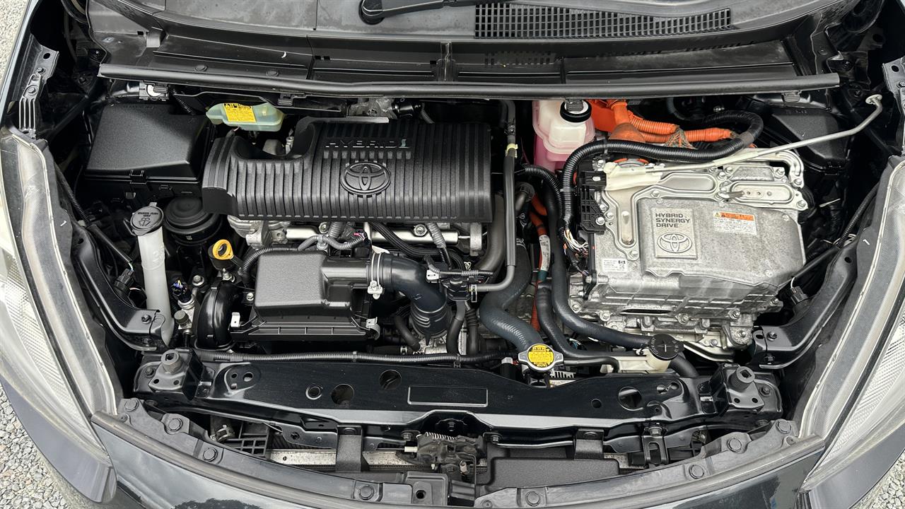 2017 Toyota Sienta Hybrid G.7 seats.Lane assist.Safety radar.Button start.Alloys Carousel 9