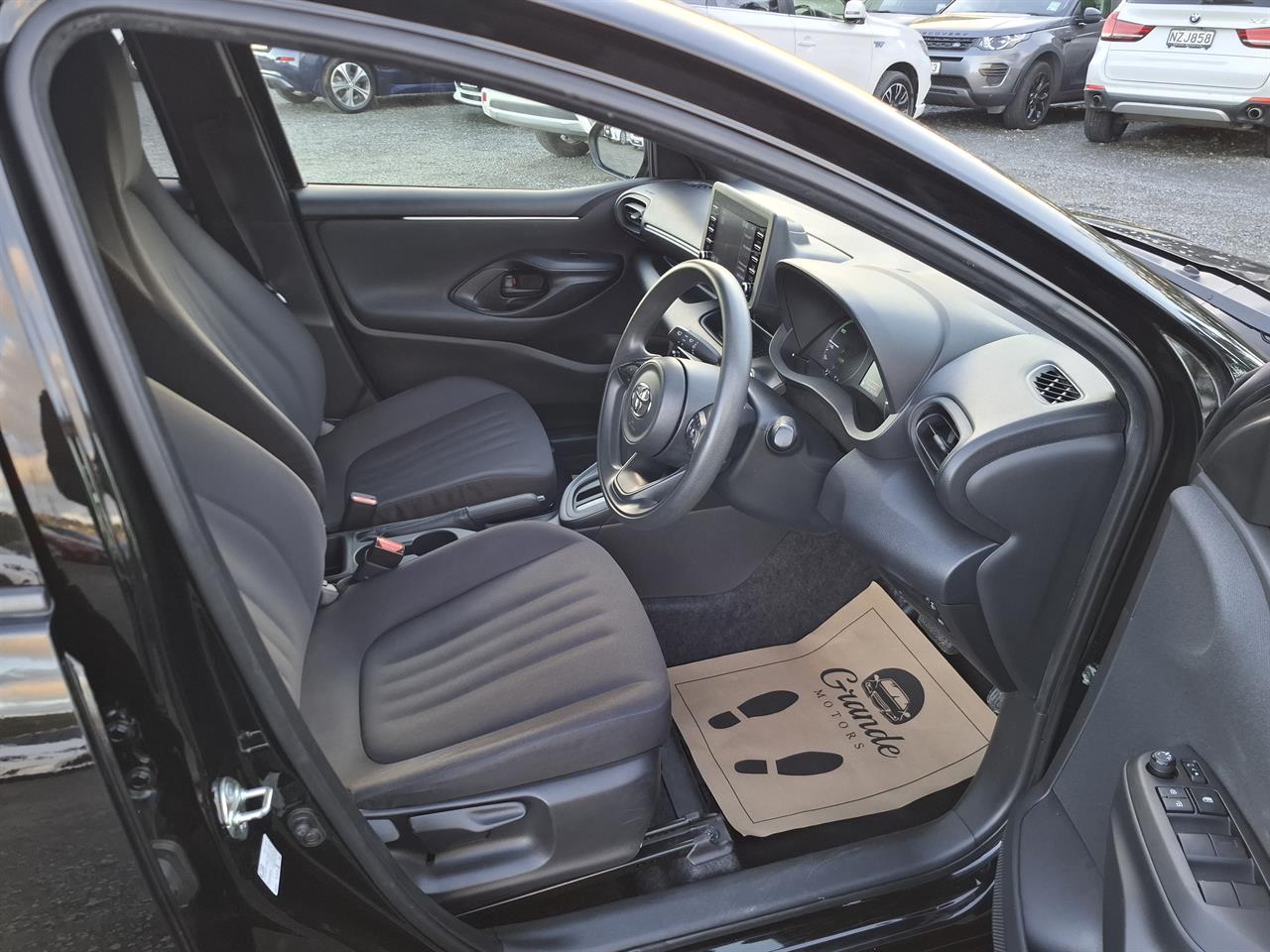 2022 Toyota Yaris Hybrid.Radar cruise.Lane assist.Park sensors.Alarm.Button start. Carousel 1