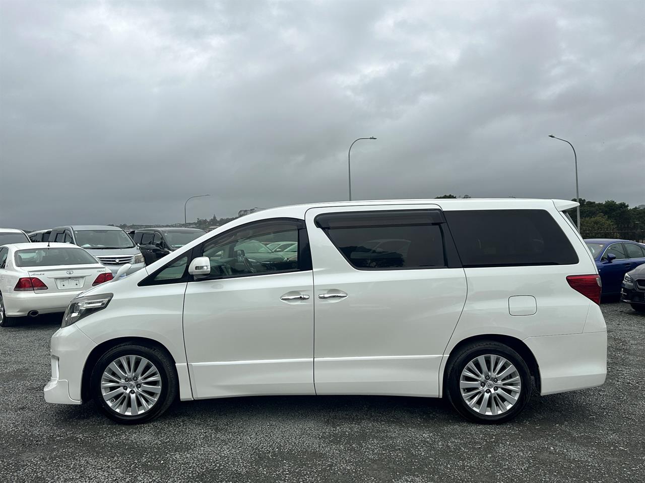 2013 Toyota Alphard 8 seater.Rear camera.Park sensors.Cruise control.8 SRS Airbags. Carousel 14