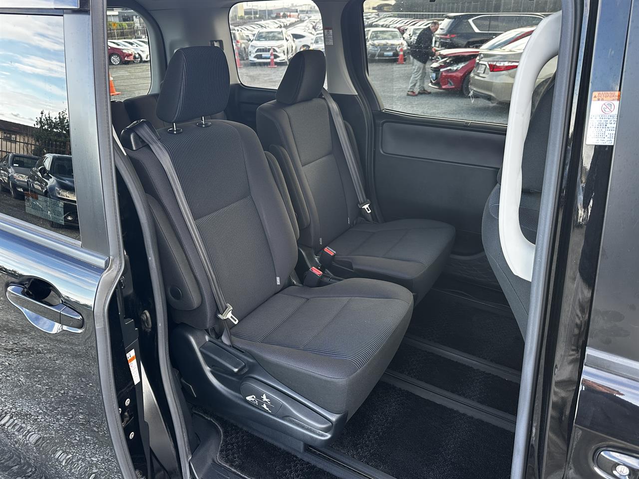 2017 Toyota Voxy Hybrid.Safety radar.Lane assist.Rear cam.Electic doors. Carousel 5