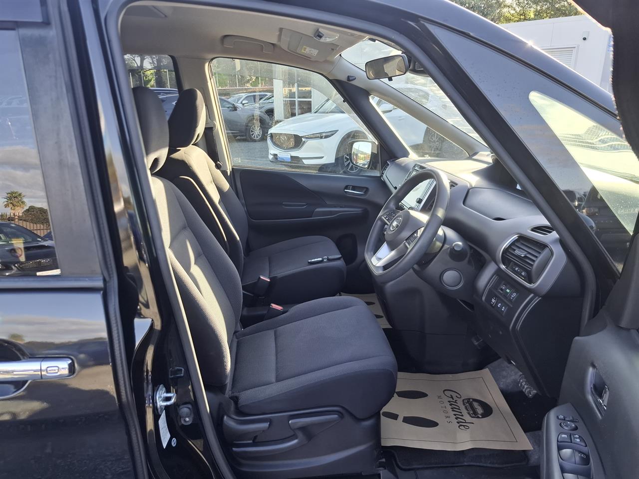2017 Nissan Serena Hybrid.8 seats.Rear cam.Cruise control. Carousel 1
