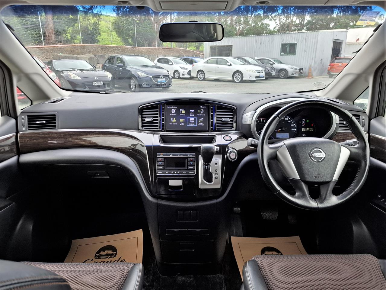 2013 Nissan Elgrand 250 Highway star.Rear camera.Button start. Carousel 7