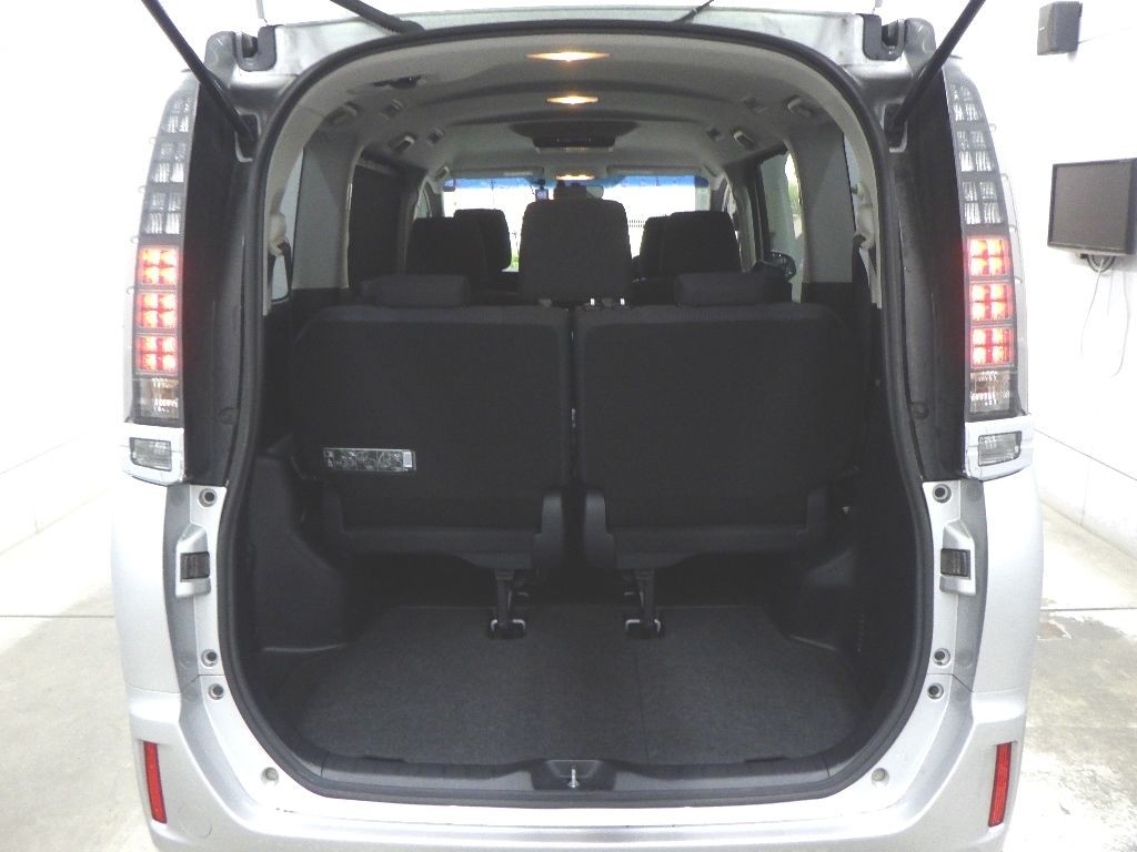 2014 Toyota Voxy Hybrid in Transit X Model 7 seater Dual power doors Collage 2