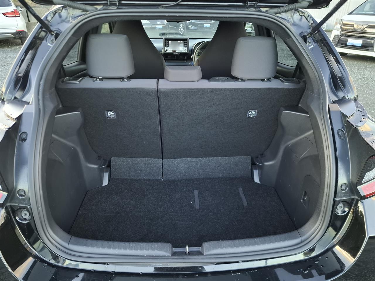 2022 Toyota Yaris Hybrid.Radar cruise.Lane assist.Park sensors.Alarm.Button start. Carousel 17