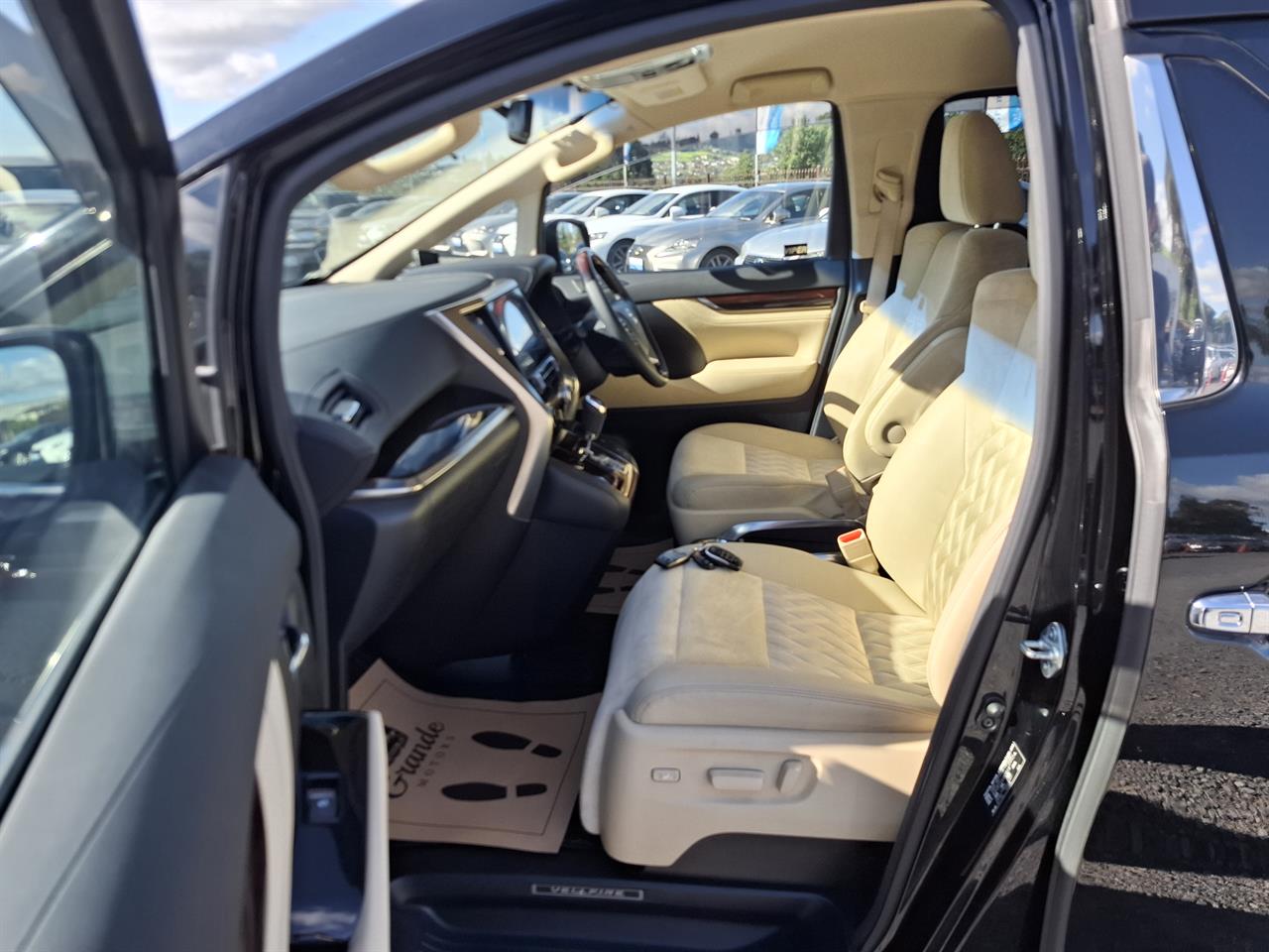 2016 Toyota Vellfire V spec.8 seats.Cruise control.Park sens.Alloys.8 Airbags. Carousel 4