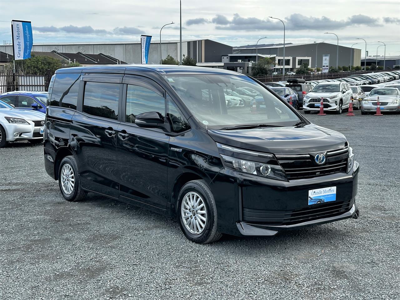 2017 Toyota Voxy Hybrid.Safety radar.Lane assist.Rear cam.Electic doors.