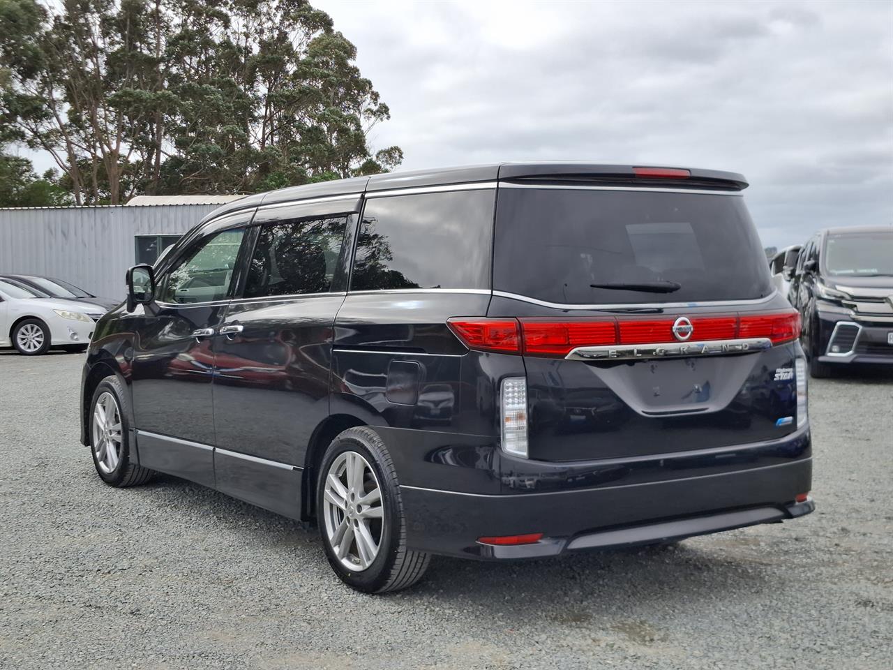 2013 Nissan Elgrand 250 Highway star.Rear camera.Button start. Carousel 14