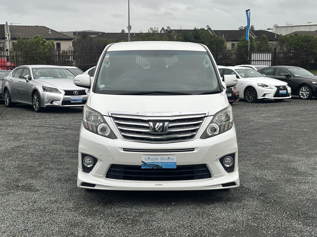 2013 Toyota Alphard 8 seater.Rear camera.Park sensors.Cruise control.8 SRS Airbags. Carousel 11