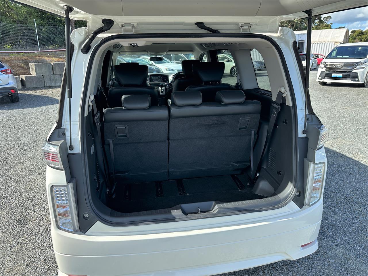 2016 Nissan Elgrand Highway star.Cruise control.Rear cam.Alarm.8 Airbags. Carousel 16