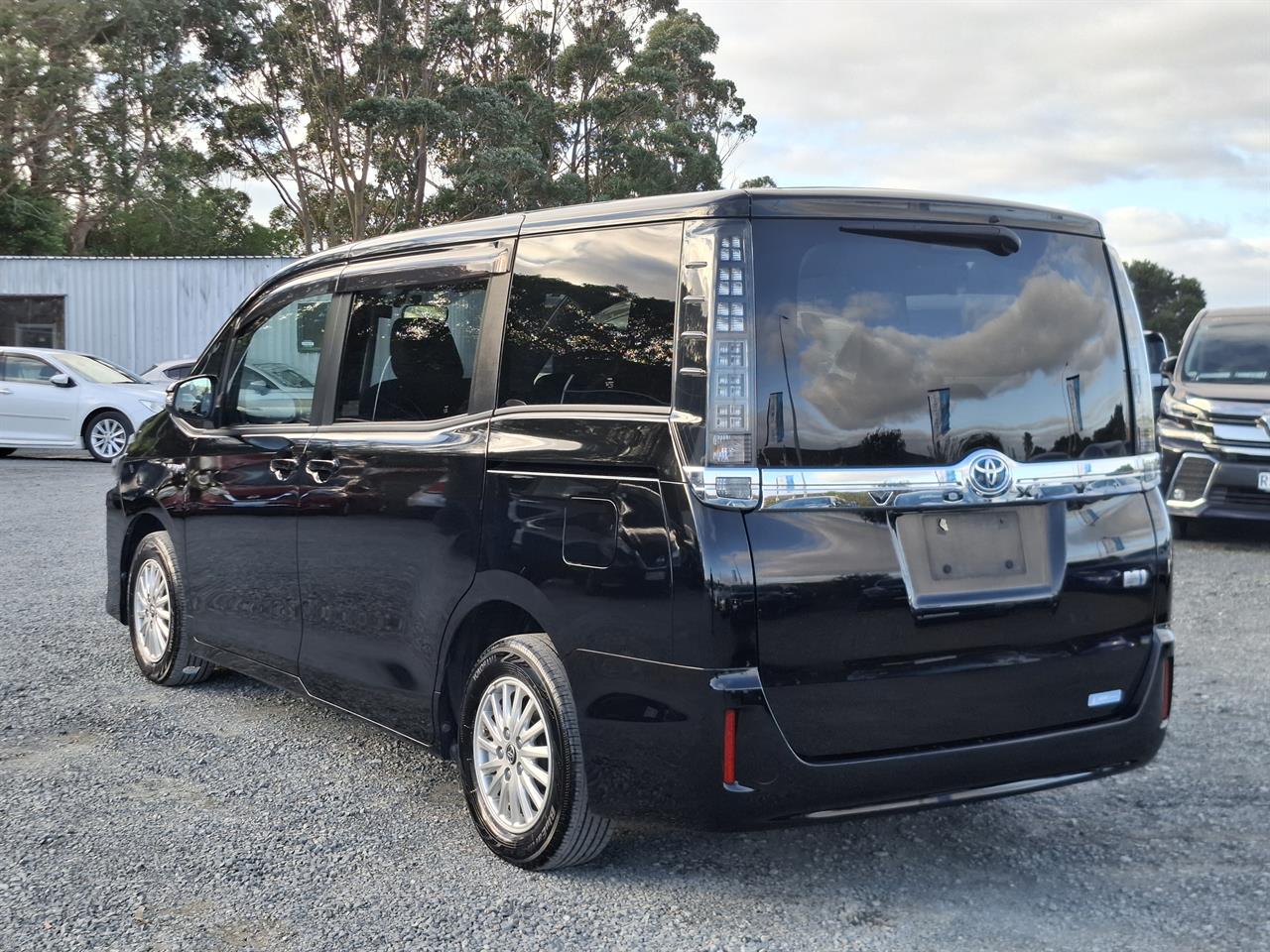 2014 Toyota Voxy Hybrid.Cruise control.Rear camera.7 seater.SRS Airbags. Carousel 14