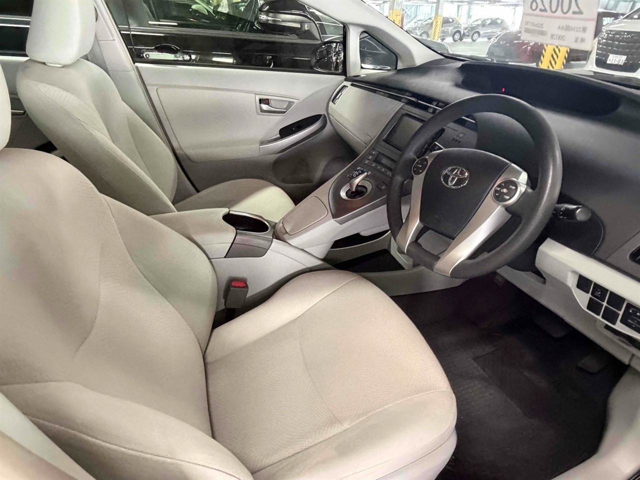 2015 Toyota Prius Transit Low km Hybrid S model Carousel 4