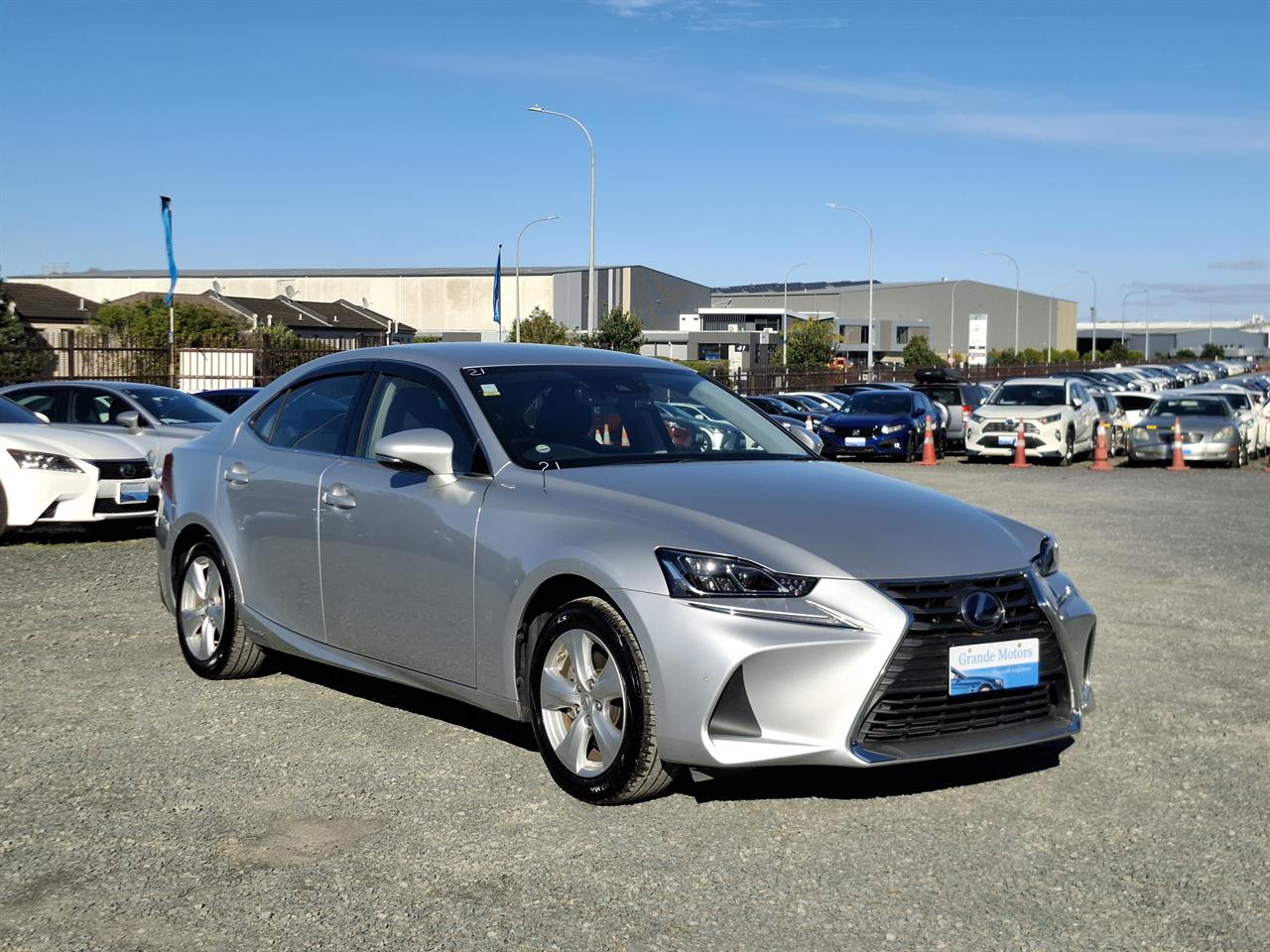 2017 Lexus IS 300h Radar cruise.Blind spot.Lane assist.Alarm.10 Airbags.