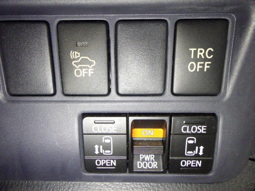 2014 Toyota Voxy Hybrid in Transit X Model 7 seater Dual power doors Collage 1