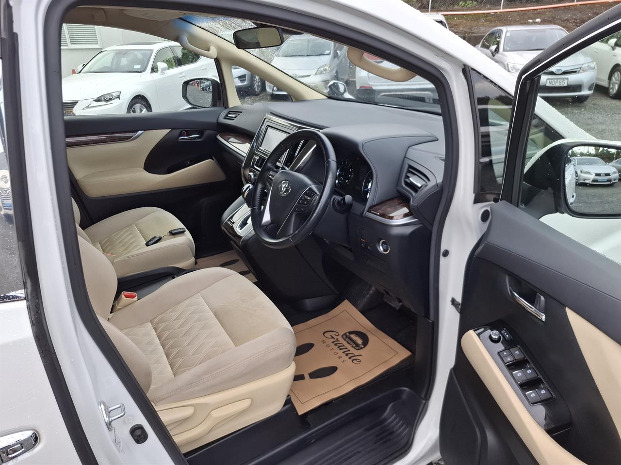 2019 Toyota Vellfire 8 seater.Rear cam.Radar cruise.Park sensors.8 Airbags. Carousel 2