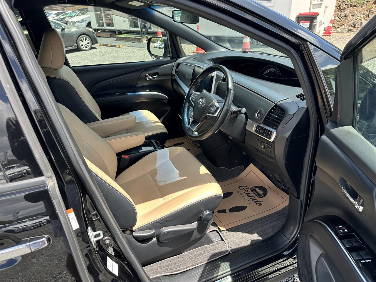 2017 Toyota Estima Aeras.Leather.Safety radar.Cruise control.Lane assist.Rear cam. Carousel 1