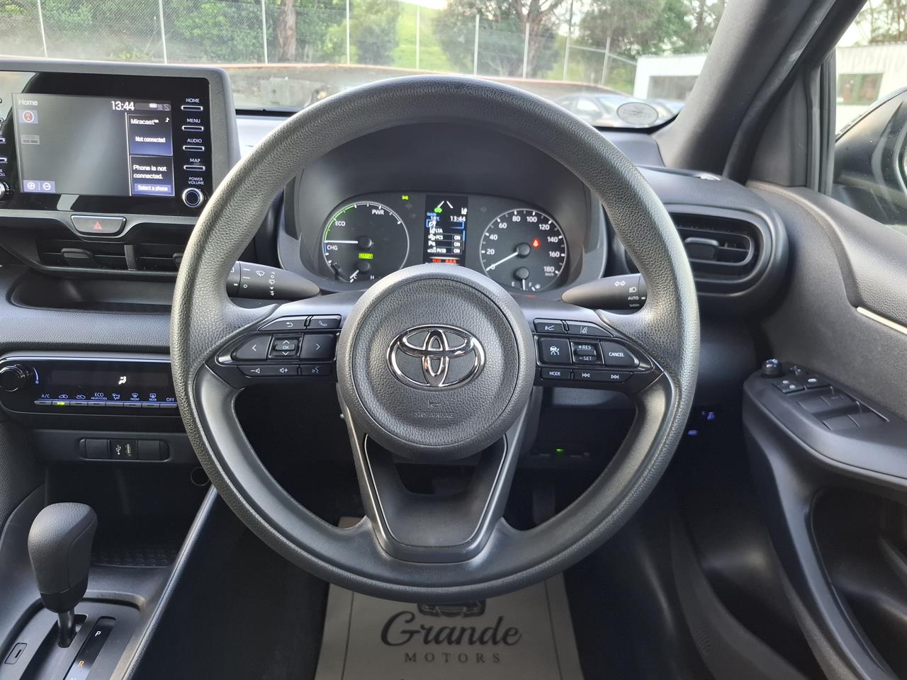 2022 Toyota Yaris Hybrid.Radar cruise.Lane assist.Park sensors.Alarm.Button start. Carousel 6