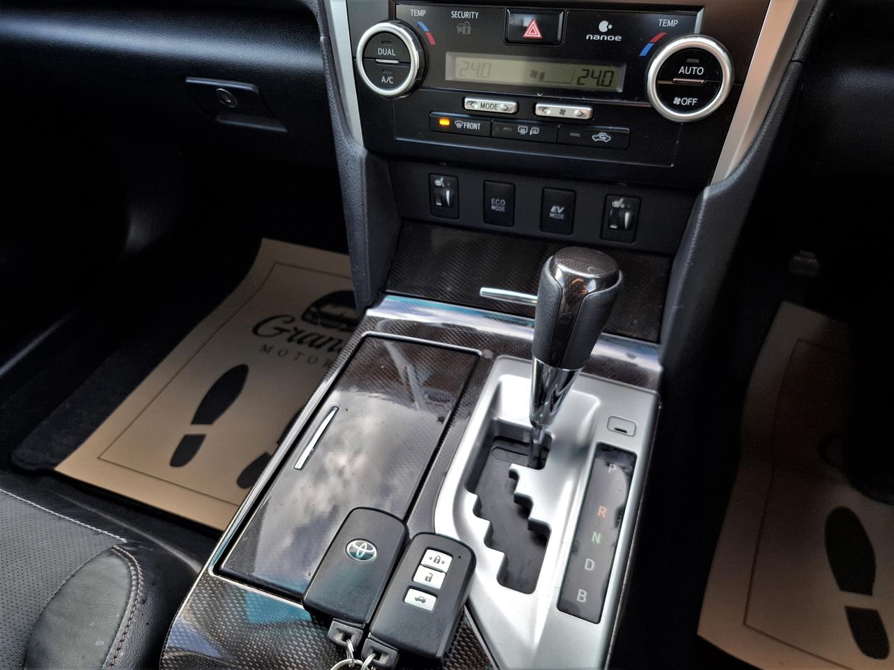 2012 Toyota Camry Hybrid.Gspec.Leather.Cruise control.8 Airbags Carousel 8
