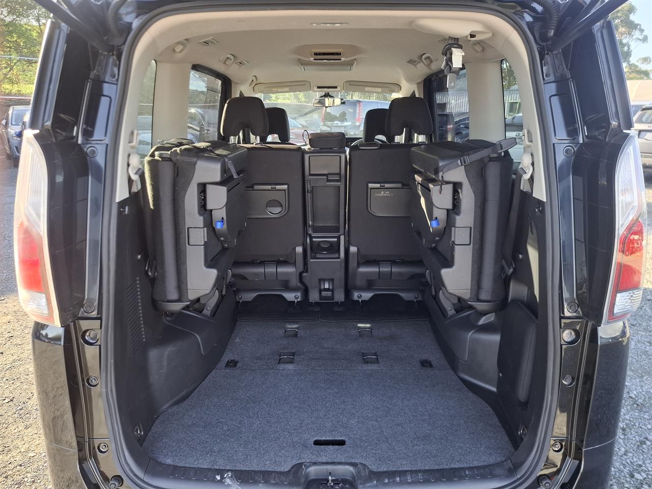 2017 Nissan Serena Hybrid.8 seats.Rear cam.Cruise control. Carousel 19