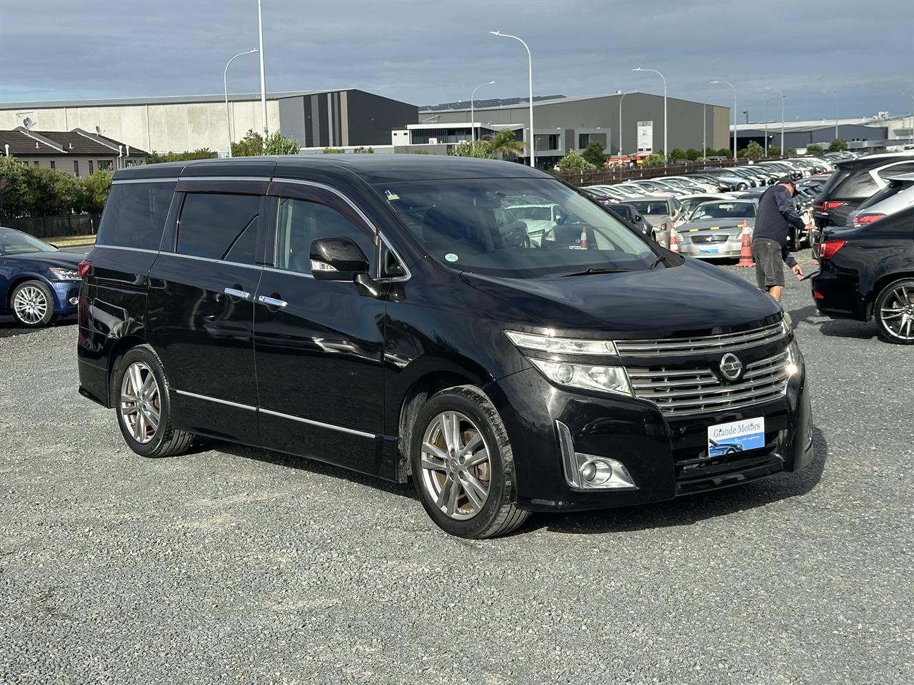 2012 Nissan Elgrand Highway star.Rear camera 7 Seats